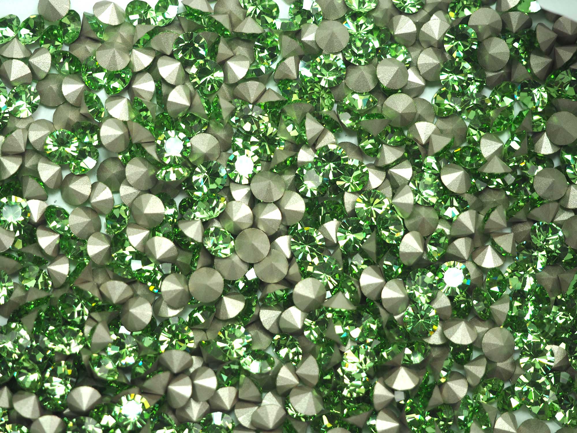 Peridot, Preciosa Genuine Czech MAXIMA Pointed Back Chatons in size ss28 (6mm, 0.24inch), 36 pieces, Silver Foiled, P633