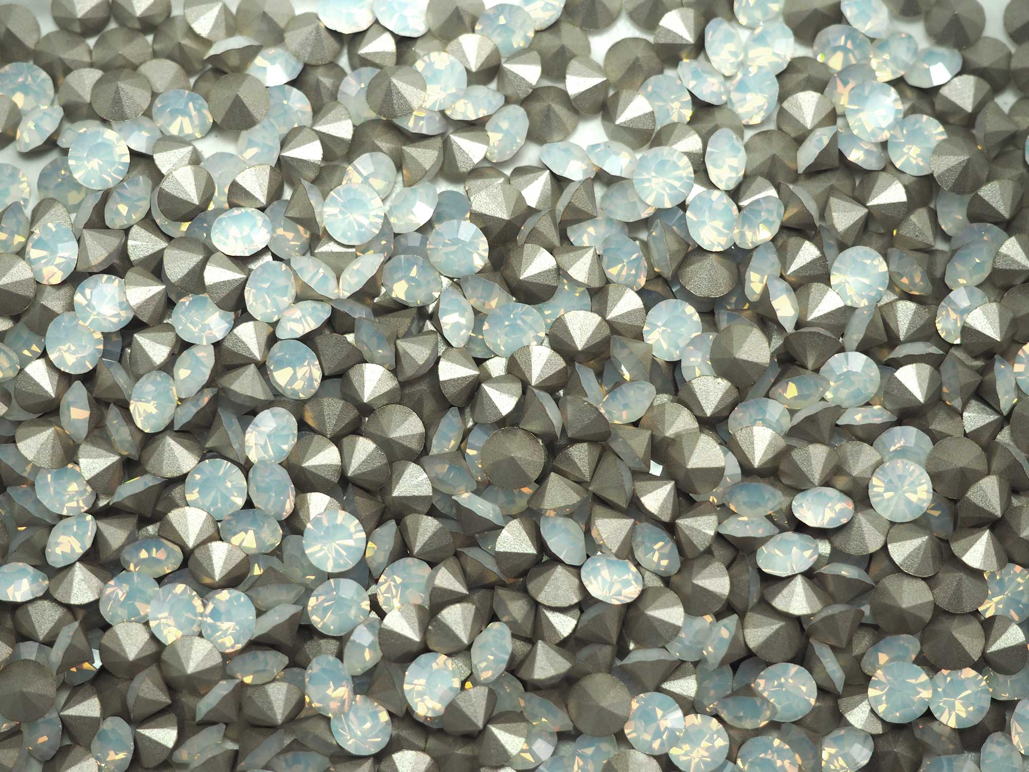 White Opal, Preciosa Genuine Czech MAXIMA Pointed Back Chatons in size ss20 (5mm), 72 pieces, Silver Foiled, P628